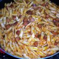 Macarrones con salchichas y chorizo ibérico.
