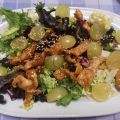 Ensalada de pollo dorado, pasas y uvas[...]