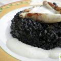 RISOTTO AL NERO DI SEPPIA CON GUARNICION DE[...]