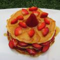 Pancakes con fresas y jarabe de arce