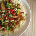 Fideos de arroz chinos con pollo y verduras