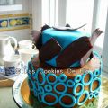 Tarta azul y marrón con láminas de chocolate