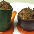 Berenjenas y calabacines rellenos sobre salsa[...]