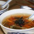 Sopa de verduras con wakame y nori