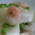 Merluza en salsa con gambas y guisantes