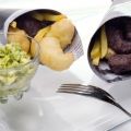 Aperitivo de fish and chips y aguacate
