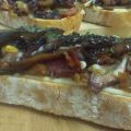 Tosta de níscalos con cebolla caramelizada