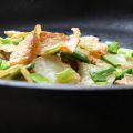 CHIPS DE ÑAME CON TALLOS DE AJETES.