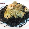Espaguetis al nero di Sepia con gulas y gambas