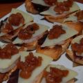 Tostas de jamón de pato, queso y chutney de pera