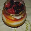 Postre de mango y crema de yogur con frutos[...]