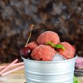 Sorbete de cerezas y licor de frutas