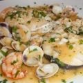 MERLUZA EN SALSA VERDE CON ALMEJAS Y GAMBAS