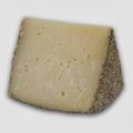 QUESO MANCHEGO CON TOMATES SECOS Y ALCAPARRAS.