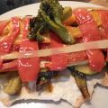 Verduras asadas sobre crujiente de pan