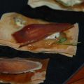 Tostas de filo con rúcula, pera y jamón