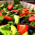 ENSALADA DE FRESAS, AGUACATE Y ARÁNDANOS