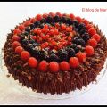 Tarta de chocolate y frutas del bosque