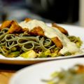 Pasta con salteado de col y salsa de alcachofas