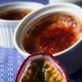 Crème brûlée con fruta de la pasión