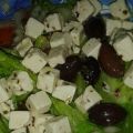 Ensalada de queso y aceitunas negras
