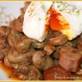 Habas con embutido y huevo