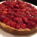 TARTA CON CREMA PASTELERA DE FRESAS Y COBERTURA[...]