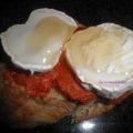 CANAPÉS DE SOBRASADA CON  QUESO DE CABRA Y MIEL.