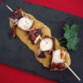 Brochetas de pulpo encebollado