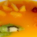 Sopa de naranja y frutas