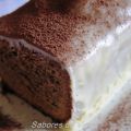 Pastel capuchino con ajos negros