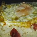 Huevo sobre cama de arroz frito al ajo y lomo
