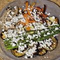 Verduras asadas con virutas de queso feta