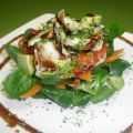 Ensalada de merluza, pimientos asados y aguacate