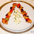Brocheta de pavo, papaya y aguacate con salsa[...]