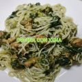 Fideos chinos de arroz, con espinacas y carne,[...]