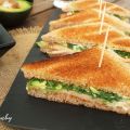 Sandwich de pavo, aguacate y rucula