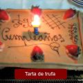 Tarta de trufa con fresas y crema de naranjas