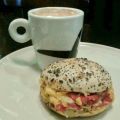 Desayuno, café con bollito de huevo y pimientos