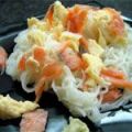 Fideos chinos con revuelto de salmón