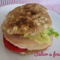 Sandwich de pavo con huevo y cebolla