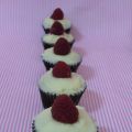 Mini cupcakes de vainilla y frambuesas.