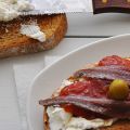 Tosta de crema de queso con aceitunas,[...]