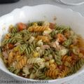 ensalada de pasta multicolor