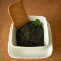 Tapenade o paté de aceitunas negras.