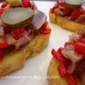 ANCHOAS CON PIMIENTO SOBRE PAN FRITO