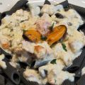Penne rigate al nero di sepia con frutos del mar