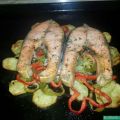 Salmón al horno con base de patatas y pimientos