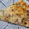 Pizza carbonara casera, masa y salsa en[...]