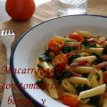 Macarrones con tomates , bacon y espinacas